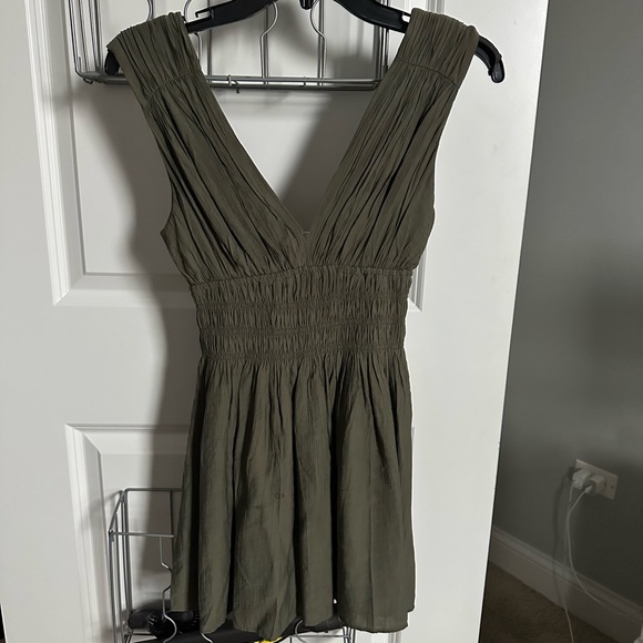 Abercrombie & Fitch Olive Green Sleeveless Smocked Plunge Crinkle Mini Dress - Picture 2 of 3